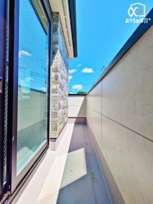 �o���R�j�[ ������ŗz���������Ղ�~�蒍���A���邭�J���I�ȃo���R�j�[�ł� �B�����󕨂��J���b�Ɗ����̂͂������A�������ɐS�n�悢���ƕ����^�т܂� �B�쑤5m���H�ɖʂ����A�������̂Ȃ����]�����͂ł� �B