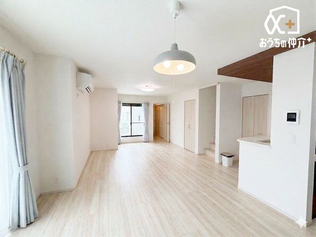 ���r���O CG�ɂ��Ƌ�������H���{���Ă���܂��B���r���O�͍L�X19������A�L�b�`�����ɂ̓J�E���^�[�f�X�N�������t��