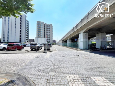 ���̑� �אڂ��Ă���u�g�i���G�ӂ��ݖ�v�͒n���ʘH�Ōq�����Ă���̂ŁA�J�̓��̂������������S�ł��I