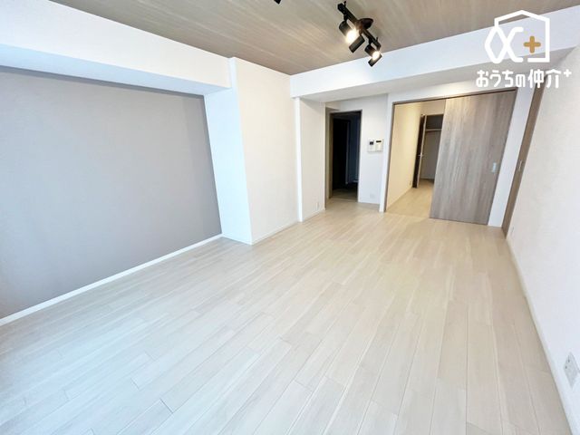 ���r���O �Ƒ��݂�Ȃ��u�₩�Ɍ��₩�ɉ߂�����悤�ɁA�D����������荞�񂾃��r���O�_�C�j���O�B�㎿�ȉ�����ɕ�܂��A���K�ŉ��₩�ȃv���C�x�[�g��Ԃł��B