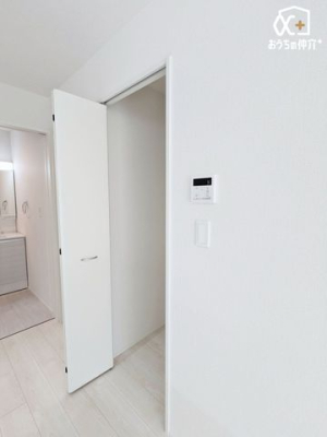 ���[ �L�b�`���ׂ̗ɂ́A�ۑ��H�⒲�����̎��[�ɕ֗��ȃp���g���[������܂��B