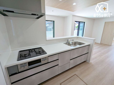 �L�b�`�� ��^�̗①�ɂ�A���[��u���Ă��������g����L�b�`���ɂȂ��Ă���܂��B�����͂��q�l�ƈꏏ�ɂ������̂����Ԃ����L���邱�Ƃ��\�ł��B�L�X�L�b�`���͉Ƃ̒��S�I�Ƒ��̉�b�������ƒe�݂܂��ˁI