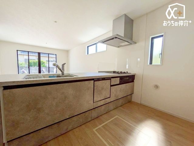 �L�b�`�� �`Kitchen�`�����g���L�b�`�������炱���A�H���̏������y�������ԂɁA�Z�������ł��X���[�Y�ɖ��ʂȂ���Ƃł���A���������ȒP�ɂł���ȂǁA�������y��������L�b�`���X�y�[�X�Ɏd�グ�܂����B