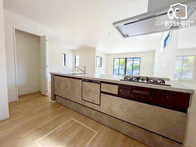 �L�b�`�� �`Kitchen�`�J�E���^�[�L�b�`���@���l�ڐ��̂�������ԁB�J�E���^�[�L�b�`���B�Ǝ������Ȃ�������q�l����ڂ𗣂��Ȃ��B���͂���l�l�ƒk�΂���B�J�E���^�[�L�b�`�������炱���\�ȓ���ł��B