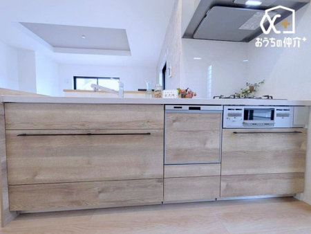 �L�b�`�� �����̍�Ƃ��y�����Ȃ�L�b�`���X�y�[�X�B�g������̗ǂ��z�u�Ǝ��[�͂ŁA�Ǝ��̌������A�b�v�B�Ƒ��Ƃ̎��Ԃ������Ə[�����܂��B