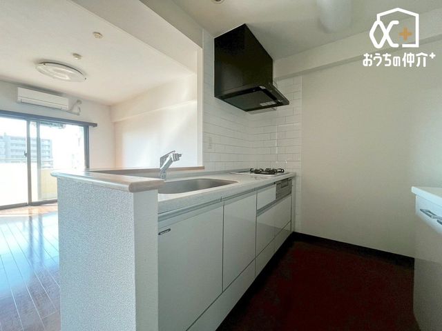 �L�b�`�� �Ƒ��Ɖ�b���y���߂�L�b�`���ł��B�������΂ɂ��邩��A��b�����R�Ƃ͂��݂܂��B�܂��A���r���O�̗l�q���킩��̂ň��S���č�ƂɏW���ł��܂��ˁB