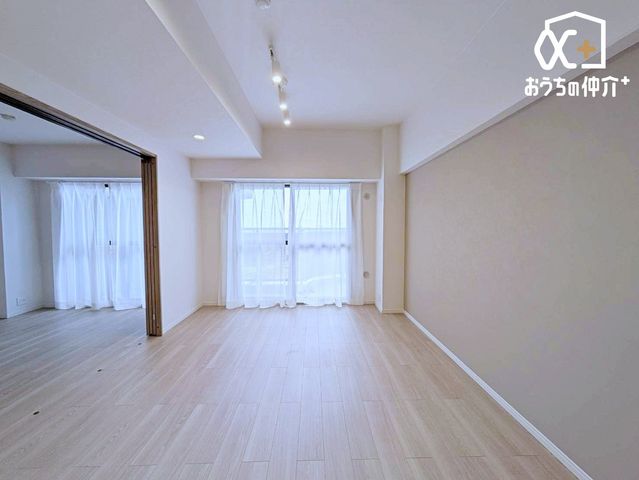���r���O �Ƒ��̏Ί炪�W���L�X���r���O�B�㎿�ȃf�U�C���Ƌ@�\�������a�����ԂŁA���z�̕�炵�������B