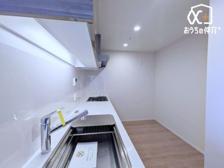 �L�b�`�� ��ƂɏW���ł���Ǖt���L�b�`���B�܂��A�ڂ̑O�ɕǂ����邱�Ƃɂ���ĉ���̔�юU��Ȃǂ��C�ɂ����ɍ�Ƃ��ł���Ƃ��������b�g������܂��B