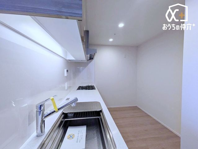 �L�b�`�� ��ƂɏW���ł���Ǖt���L�b�`���B�܂��A�ڂ̑O�ɕǂ����邱�Ƃɂ���ĉ���̔�юU��Ȃǂ��C�ɂ����ɍ�Ƃ��ł���Ƃ��������b�g������܂��B