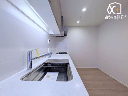 �L�b�`�� ��ƂɏW���ł���Ǖt���L�b�`���B�܂��A�ڂ̑O�ɕǂ����邱�Ƃɂ���ĉ���̔�юU��Ȃǂ��C�ɂ����ɍ�Ƃ��ł���Ƃ��������b�g������܂��B