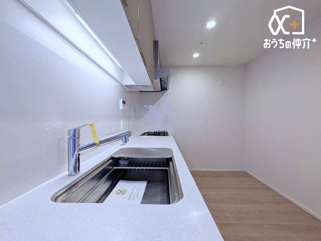 �L�b�`�� ��ƂɏW���ł���Ǖt���L�b�`���B�܂��A�ڂ̑O�ɕǂ����邱�Ƃɂ���ĉ���̔�юU��Ȃǂ��C�ɂ����ɍ�Ƃ��ł���Ƃ��������b�g������܂��B