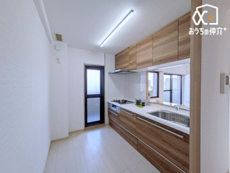 �L�b�`�� ���[�������L�b�`���͒�������H�ނ��������萮���ł��A��ƌ������A�b�v�B�����ڂ��X�b�L�����A�����̗��������K�ɂȂ�܂��B