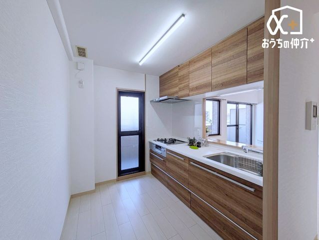 �L�b�`�� ���[�������L�b�`���͒�������H�ނ��������萮���ł��A��ƌ������A�b�v�B�����ڂ��X�b�L�����A�����̗��������K�ɂȂ�܂��B