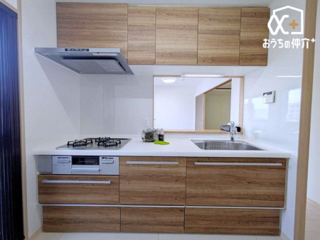 �L�b�`�� �L�b�`���ƃ_�C�j���O�𕪂��A�H��◿���̎󂯓n�������₷���Ζʎ��B���������Ȃ���Ƒ��ƃR�~���j�P�[�V���������܂��B���C�ɓ���̎G�݂�A���őf�G�ȃJ�t�F�̂悤�ȋ�ԉ��o���y���߂܂��B