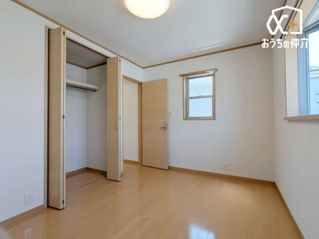 �q������ �Q�ʍ̌��Ŗ��邢�q�ǂ������ł��B�傫�߂̃N���[�[�b�g������A�����������������Y��ɕЕt���܂��B