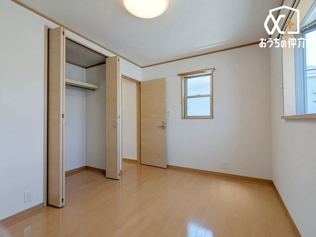 �q������ �Q�ʍ̌��Ŗ��邢�q�ǂ������ł��B�傫�߂̃N���[�[�b�g������A�����������������Y��ɕЕt���܂��B