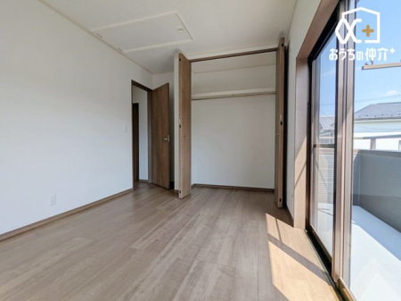 �q������ �q�������ɃI�X�X����5.25���m���̗l�q�B�傫�߂̃N���[�[�b�g���t���Ă��邽�߁A���q�l�̕׋�����E�ߗޓ����֗��Ɏ��[�\�ł��B