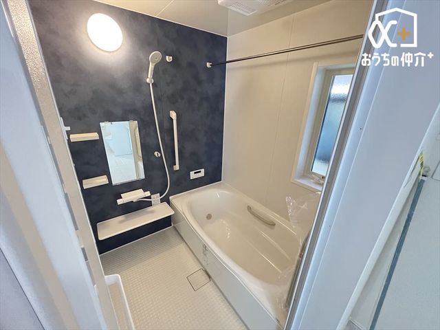 ���� �y�傫�ȑ��̂��閾�邢�o�X���[���z���������t���������������B�J�V�̂�����ɂ����􂵂܂��B�傫�ȑ������Ă���A���C����������s���܂��B�L�X�Ƃ��������ő���L�΂��ă����b�N�X�ł��܂��B