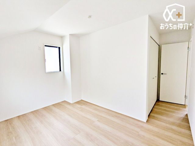 �q������ �q�������ɃI�X�X����6.87���m���̗l�q�B��e�ʂ̃N���[�[�b�g���t���Ă��邽�߁A���q�l�̕׋�����E�ߗށE�Q����֗��Ɏ��[�\�ł��B