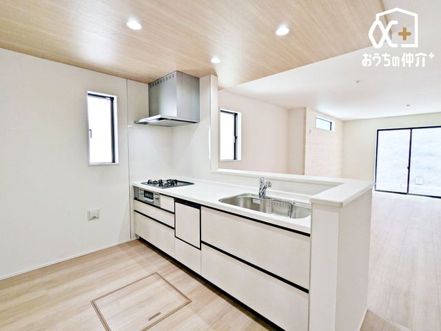 �L�b�`�� �������Ȃ��炲�Ƒ��̂��炪�����L�b�`���ł��B�����������q�l�̗l�q���킩��̂ŁA���S���Ă������Ɏ��g��ł��������܂��B�������΂ɂ��邩���b�����R�ƒe�݂܂��B