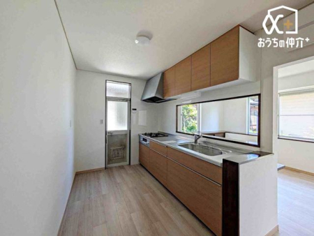 �L�b�`�� �Ƒ��Ɖ�b���y���߂�L�b�`���ł��B�������΂ɂ��邩��A��b�����R�Ƃ͂��݂܂��B�܂��A���r���O�̗l�q���킩��̂ň��S���č�ƂɏW���ł��܂��ˁB
