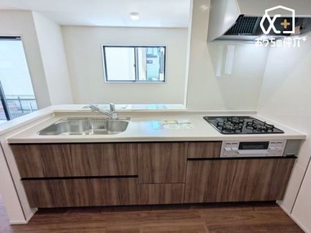 �L�b�`�� ��^�̗①�ɂ�A���[��u���Ă��������g����L�b�`���ɂȂ��Ă���܂��B�����͂��q�l�ƈꏏ�ɂ������̂����Ԃ����L���邱�Ƃ��\�ł��B�L�X�L�b�`���͉Ƃ̒��S�I�Ƒ��̉�b�������ƒe�݂܂��ˁI
