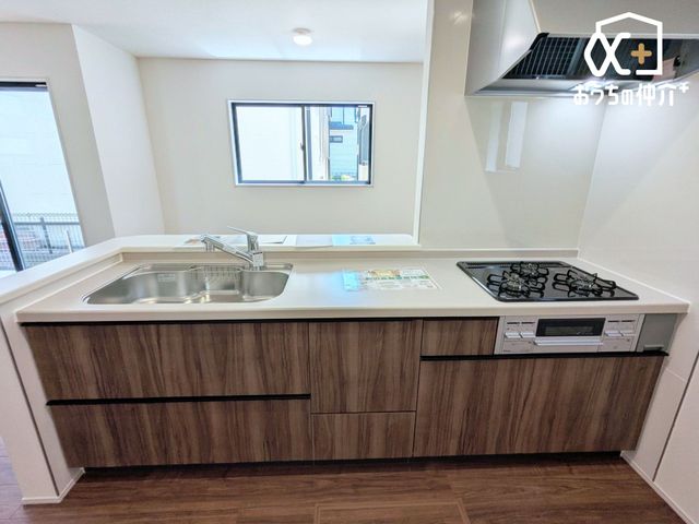 �L�b�`�� ��^�̗①�ɂ�A���[��u���Ă��������g����L�b�`���ɂȂ��Ă���܂��B�����͂��q�l�ƈꏏ�ɂ������̂����Ԃ����L���邱�Ƃ��\�ł��B�L�X�L�b�`���͉Ƃ̒��S�I�Ƒ��̉�b�������ƒe�݂܂��ˁI