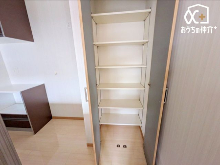 ���[ �L�b�`�����ɂ�����[�ł��B�H���i�̃X�g�b�N�ɕ֗��ł��B