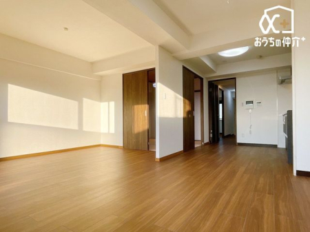 ���r���O �o���R�j�[�ɖʂ���15.7���̃��r���O�_�C�j���O