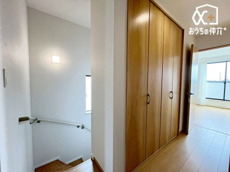 ���[ �Q�K�z�[�������ɓV�䍂�܂ł���傫�Ȏ��[���������܂��B�t�@�~���[�N���[�N�Ƃ��āE�G�ߕ��Ɠd�̎��[�Ƃ��āA�֗��ɂ����p�������������ł��B