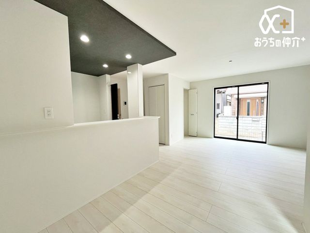 ���r���O �Ƒ��݂�Ȃ��u�₩�Ɍ��₩�ɉ߂�����悤�ɁA�D����������荞�񂾃��r���O�_�C�j���O�B�㎿�ȉ�����ɕ�܂��A���K�ŉ��₩�ȃv���C�x�[�g��Ԃł��B
