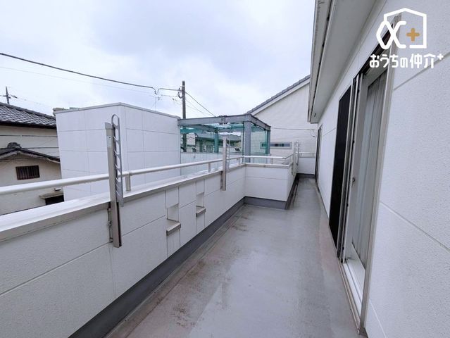 �o���R�j�[ ������̖��邳�����͂̃o���R�j�[�B����ꂽ�X�y�[�X�ł��A�S�n�悳�Ǝ��p������������m�ہB
