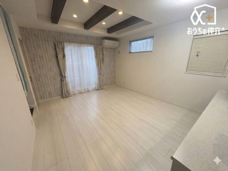 ���r���O 2�K�ɔz�u���ꂽ15.0���̍L�X�Ƃ���LDK �B�O����̎������C�ɂȂ�ɂ����A�_�炩�Ȍ����������ރv���C�x�[�g�����ӂ���ԂŁA�Ƒ��݂�Ȃ��������ƃ����b�N�X���ĉ߂����܂� �B