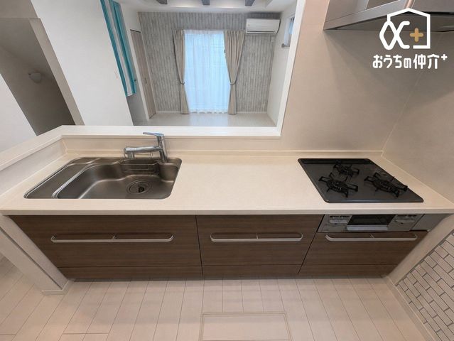 �L�b�`�� �z�V��Еt�����X���[�Y�ȃJ�E���^�[�L�b�`�����̗p �B���r���O�ɂ��邲�Ƒ���Q�X�g�Ƃ�����ׂ���y���݂Ȃ���A���C�ɓ���̗����̘r��U�邤���Ƃ��ł���J���I�ȋ�Ԃł� �B