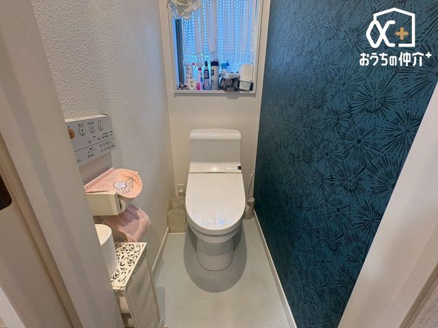 �g�C�� 2�K�̃��r���O�t���A�ɔz���ꂽ�A�q���I�Ő������̂���g�C���X�y�[�X�B�����̐��������ɔz�������݌v�ŁA�Ƒ��݂�Ȃ��X�g���X�Ȃ����p�ł��܂��B