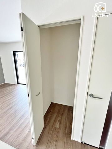 ���[ �L�b�`���߂��ɂ���p���g���[�̗l�q�B���p�i��H�i�̃X�g�b�N����������Еt���܂��B