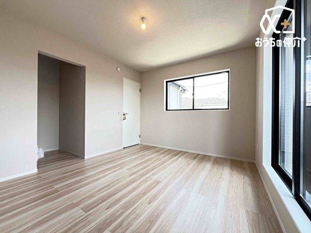 �Q�� 8.5���̐Q���́A�E�H�[�N�C���N���[�[�b�g�t���B�_�炩�Ȍ��ɕ�܂ꂽ�����̋�ԁB�x�b�h����[�Ƌ���������z�u�ł��A������Â��ɐS�n�悭�߂����܂��B