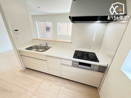 �L�b�`�� �Ƒ��Ɖ�b���y���߂�L�b�`���ł��B�������΂ɂ��邩��A��b�����R�Ƃ͂��݂܂��B�܂��A���r���O�̗l�q���킩��̂ň��S���č�ƂɏW���ł��܂��ˁB