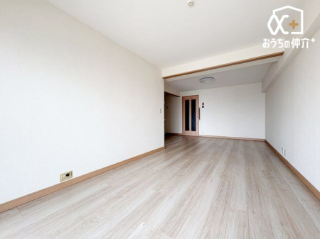 ���r���O ��15.75����LDK�̗l�q�ł��B �e�����ɍs�������₷�����r���O�́A���R�ƉƑ����W�܂��ԂɂȂ�܂��B