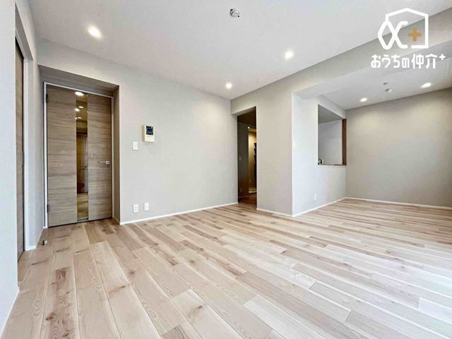 ���r���O �Ƒ��݂�Ȃ��u�₩�Ɍ��₩�ɉ߂�����悤�ɁA�D����������荞�񂾃��r���O�_�C�j���O�B�㎿�ȉ�����ɕ�܂��A���K�ŉ��₩�ȃv���C�x�[�g��Ԃł��B