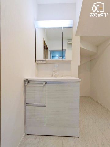 ���ʑ�E���ʏ� �`Wash room�`�傫�Ȑ��ʁ@�Ƒ��݂�Ȃ������g�����ʎ��B�Z�������ɂ͎g���₷�����ʂŁA�X�e�L�Ȉ���̃X�^�[�g������܂��傤�B