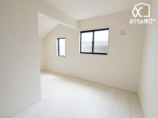 �q������ �q�������ɃI�X�X����4.37���m���̗l�q�B��e�ʂ̃N���[�[�b�g���t���Ă��邽�߁A���q�l�̕׋�����E�ߗށE�Q����֗��Ɏ��[�\�ł��B