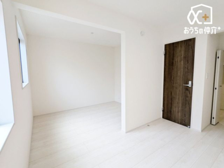 �q������ �q�������ɃI�X�X����5.12���m���̗l�q�B�傫�߂̃N���[�[�b�g���t���Ă��邽�߁A���q�l�̕׋�����E�ߗޓ����֗��Ɏ��[�\�ł��B