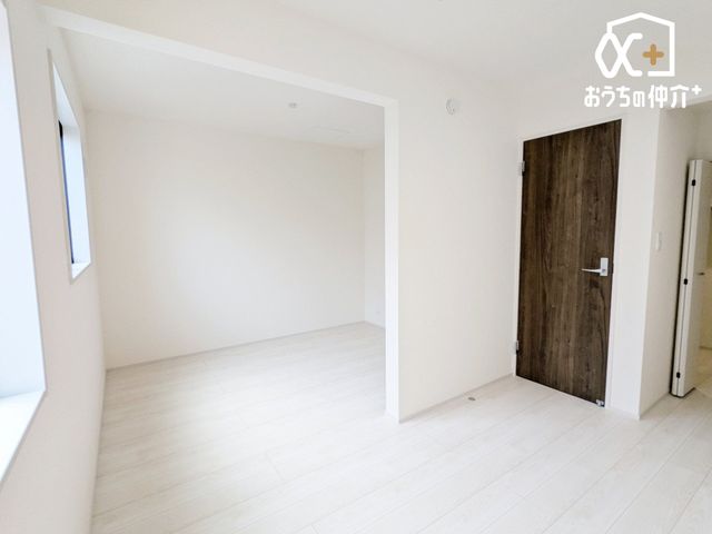 �q������ �q�������ɃI�X�X����5.12���m���̗l�q�B�傫�߂̃N���[�[�b�g���t���Ă��邽�߁A���q�l�̕׋�����E�ߗޓ����֗��Ɏ��[�\�ł��B