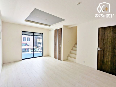 ���r���O ���Ƒ������R�ƏW�܂�15.25�����r���O�̗l�q�ł��B ���C�ɓ���̃\�t�@�[��e�[�u����u���Ă��C�ɓ���̋�ԂɁB