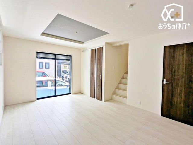 ���r���O ���Ƒ������R�ƏW�܂�15.25�����r���O�̗l�q�ł��B ���C�ɓ���̃\�t�@�[��e�[�u����u���Ă��C�ɓ���̋�ԂɁB