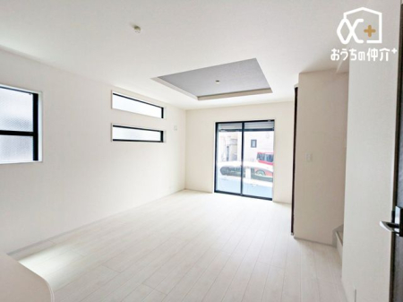 ���r���O 15.25�����r���O�̗l�q�ł��B �������Ƃ������r���O�́A�e�[�u����\�t�@��u���Ă��]�T�̂��郊�r���O�ł��B