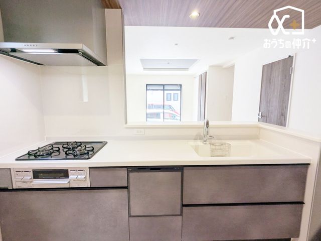 �L�b�`�� �������Ȃ��炲�Ƒ��̂��炪�����L�b�`���ł��B�����������q�l�̗l�q���킩��̂ŁA���S���Ă������Ɏ��g��ł��������܂��B�������΂ɂ��邩���b�����R�ƒe�݂܂��B