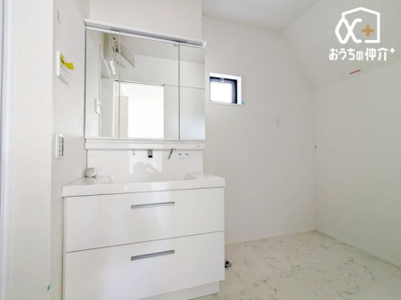 ���ʑ�E���ʏ� �������̂�����ʏ��́A�V���v���ł���Ȃ���@�\�I�ȃf�U�C���������B�L�߂̃X�y�[�X���m�ۂ���Ă���A�����̐g�x�x�₨����ꂪ�X���[�Y�ɍs���܂��B