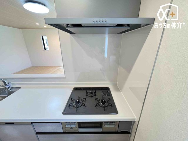 �L�b�`�� ������������O���R�����̗l�q�ł��B�u�߂�E�ύ��ޓ��̍�Ƃ������ɏo����R�����ł��B